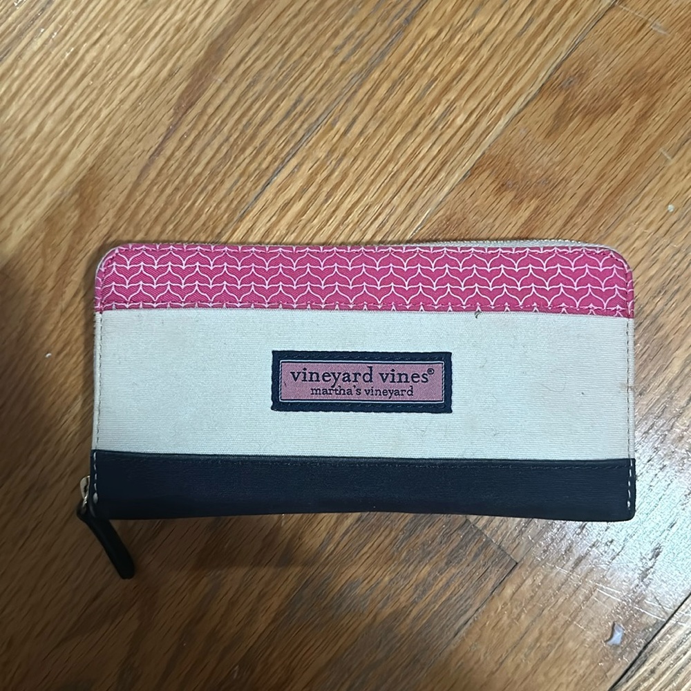 Vineyard vines heritage zip around wallet